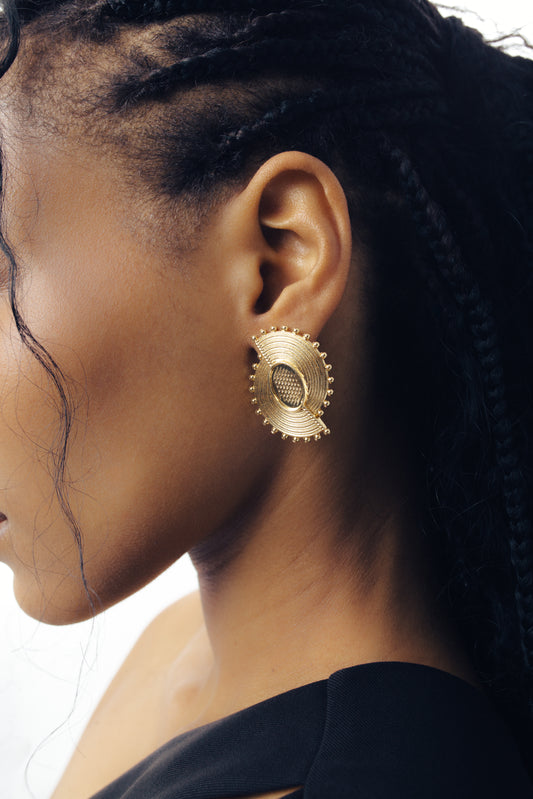 Circle treasure earring in gold